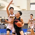 彩星工科－育英　厳しい相手守備を受け、力強くボールを運ぶ育英の川村（手前右）＝グリーンアリーナ神戸