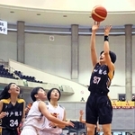 市尼崎－神戸龍谷　後半の要所で得点を重ねた神戸龍谷の山下主将（８７）＝グリーンアリーナ神戸