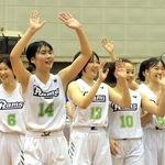 神戸龍谷を下して６連覇を果たし、客席に手を振る三田松聖の選手たち（撮影・吉田敦史）