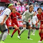 ＩＮＡＣ神戸-ノジマ相模原　前半、先制のミドルシュートを決めるＩＮＡＣ神戸のＭＦ愛川（７）