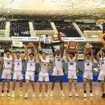 育英との接戦を制して２連覇を飾り、カップなどを掲げる報徳の選手たち＝神戸市須磨区のグリーンアリーナ神戸（撮影・吉田敦史）