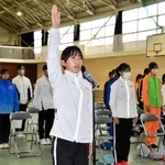 開会式で選手宣誓する須磨学園の金子聖奈主将＝丹波篠山市、篠山鳳鳴高