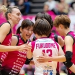 姫路-ＳＡＧＡ久光　試合中、声をかけ合う（左から）姫路のトドロヴァ、渡辺ら（ヴィクトリーナ姫路提供）