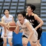 三田松聖-神戸龍谷　前半、ドリブルで駆け上がる三田松聖の小田（右手前）