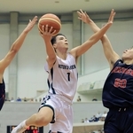 報徳-育英　得点を量産した報徳の山本（中央）＝いずれも撮影・吉田敦史