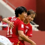 ＩＮＡＣ神戸-ノジマ相模原　後半、ハットトリックを達成したＩＮＡＣ神戸の愛川（右）を祝福する高瀬