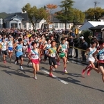 号砲とともに一斉に駆け出す選手たち＝３日午前、丹波篠山市北新町（撮影・秋山亮太）