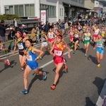 号砲とともに一斉に駆け出す選手たち＝３日午前、丹波篠山市北新町（撮影・秋山亮太）