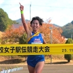 天に指を突き立て、笑顔でフィニッシュする女子・須磨学園のアンカー金子聖奈＝３日午前、丹波篠山市大熊