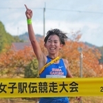 天に指を突き立て、笑顔でフィニッシュする女子・須磨学園のアンカー金子聖奈＝３日、丹波篠山市の篠山鳳鳴高校（撮影・秋山亮太）