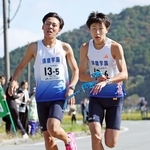 男子・須磨学園の５区足立昌汰（左）からたすきを受ける６区酒上航熙（撮影・鈴木雅之）