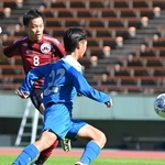 三田学園-神戸科技　延長前半、三田学園の松尾（８）が決勝点を決める（撮影・大田将之）