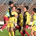 神戸弘陵-ＡＩＥ国際　ＰＫ戦で好セーブを見せたＧＫ宮森（１２）を囲む神戸弘陵の選手たち（撮影・大田将之）