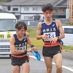 男子・西脇工の１区新妻遼己（右）からたすきを受け取る２区中道琉惺（撮影・丸山桃奈）