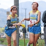 女子・園田の１区早川侑希（右）からたすきを受ける２区五十嵐遥花（撮影・鈴木雅之）