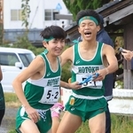 男子・報徳の１区稲葉俊也（右）からたすきを受け取る２区福嶋遙（撮影・丸山桃奈）