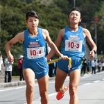 女子・須磨学園の３区西村美羽菜（右）からたすきを受ける４区伊藤彩由奈（撮影・鈴木雅之）