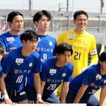 バサラ兵庫を引っ張るＧＫ清水（上段右端）とＭＦ中坂（下段右端）＝４月、姫路市ウインク陸上競技場