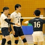 男子準決勝・市尼崎－神戸弘陵　得点を喜ぶ市尼崎の（左から）ハントラクル、下村ら＝三田市ゆりのき台１、駒ケ谷体育館