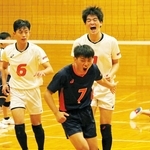 男子準決勝・神戸弘陵－姫路工　第３セット、得点を喜ぶ姫路工の（右から）今井、堀江、藤本