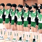 女子準々決勝で氷上に敗れ、整列する明石商の選手たち