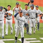 日本製鉄瀬戸内－ＪＲ東海　延長戦の末に敗れ、ベンチに引き揚げる日本製鉄瀬戸内の選手ら