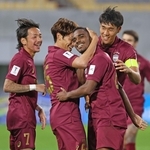 神戸-蔚山　後半、先制ゴールを決め、アシストした鍬先（左から２人目）らと喜ぶジェアンパトリッキ（同３人目）＝撮影・丸山桃奈