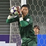 シュートをセーブする神戸の前川＝５日、ノエビアスタジアム神戸