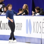 公式練習で中野園子コーチ（右）と話す坂本花織＝東和薬品ラクタブドーム（撮影・中田匡峻）