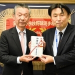 神戸新聞社の藤原学ＤＸ推進局長（右）から寄付金を受け取る兵庫県高野連の高橋滋理事長＝神戸市中央区古湊通２