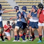 報徳を破って優勝し、喜ぶ関学の選手たち＝神戸市須磨区、ユニバー記念競技場（撮影・大田将之）