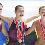 表彰台で笑顔を見せる坂本花織（中央）＝東和薬品ラクタブドーム（撮影・中田匡峻）