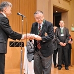 式典で功労者賞を受け取る元指導者ら（中央）＝神戸市東灘区、神戸ベイシェラトンホテル＆タワーズ