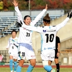 ＡＳハリマ－常葉大橘高　前半、先制点を決め、千葉（１０）と喜ぶＡＳハリマの椎野（３３）