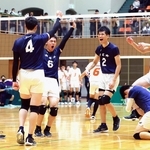 男子決勝・市尼崎-姫路工　第３セット、得点を決めて喜ぶ市尼崎の選手たち＝県立総合体育館（撮影・鈴木雅之）