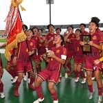 跳びはねて優勝を喜ぶ神戸弘陵イレブン＝（撮影・斎藤雅志）