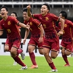 三田学園-神戸弘陵　後半、神戸弘陵の池（１１）がゴールを決め、２-１と勝ち越す（撮影・斎藤雅志）