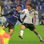 Ｇ大阪-神戸　前半、相手とボールを奪い合う神戸の広瀬（右）＝撮影・吉田敦史