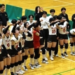 女子決勝・日ノ本-氷上　優勝を決めて応援団に笑顔であいさつする氷上の選手たち（撮影・鈴木雅之）