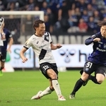 Ｇ大阪-神戸　前半、相手とボールを奪い合う神戸の本多（中央）＝撮影・吉田敦史