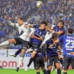 Ｇ大阪-神戸　後半、空中で競り合う両イレブン＝撮影・吉田敦史