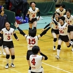 女子決勝・日ノ本-氷上　フルセットの末、日ノ本を破り、喜ぶ氷上の選手たち（撮影・鈴木雅之）