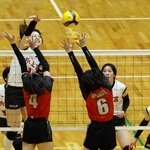 女子決勝・日ノ本-氷上　第２セット、スパイクを打ち込む氷上の溝上（撮影・鈴木雅之）