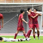 優勝を決めて喜ぶ神戸弘陵イレブン＝９日、三木市の三木総合防災公園（撮影・斎藤雅志）