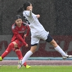 日ノ本-神戸弘陵　前半、シュートを放つ日ノ本の高橋（左）＝９日、三木総合防災公園（撮影・斎藤雅志）