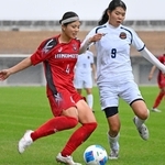 日ノ本-神戸弘陵　前半、相手選手とボールを競り合う日ノ本の主将・中内（４）＝９日、三木総合防災公園（撮影・斎藤雅志）