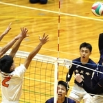 男子決勝・市尼崎-姫路工　第１セット、アタックを打つ市尼崎のハントラクル（撮影・鈴木雅之）