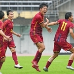 三田学園－神戸弘陵　前半、ゴールを決めて喜ぶ神戸弘陵の梅原（右から２人目）＝撮影・斎藤雅志