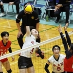 女子決勝・日ノ本-氷上　第５セット、スパイクを打ち込む氷上の溝上（撮影・鈴木雅之）