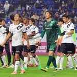 Ｇ大阪と引き分けて優勝の可能性がなくなり、肩を落とす神戸イレブン（撮影・吉田敦史）